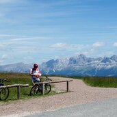 aldein jochgrimm mountain biker dolomitenblick