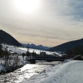 winter am vallerbach vals blick auf geislergruppe