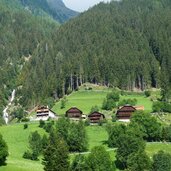 wasserfall noerdlich von antholz mittertal und hoefe