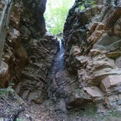 wanderweg obersirmian gaid gesteinsschichten wasser rinnsaal