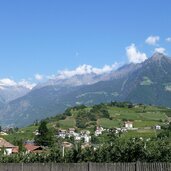 meran dorf tirol blick auf zenoberg