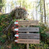 weg nr bei anratterhuette herbst wegweiser