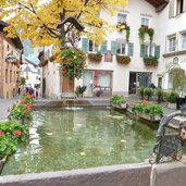 kastelruth platz brunnen