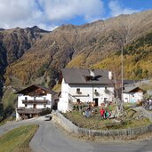 weg bei st martin im kofel am sonnenberg herbst bei hofschank oberkaser