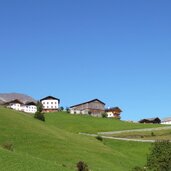 wiesen hoefe und kirche bei ulfas