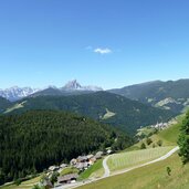 furkelpass strasse bei enneberg hoefe von les ciases peitlerkofel und enneberg pfarre