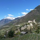 schloss tirol brunnenburg dahinter st peter tirol und thurnstein