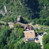 kastelruth koenigswarte blick auf ruine aichach und pflegerhof kraeuterhof