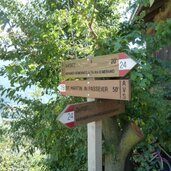 wegweiser weg b und meraner hoehenweg matatz