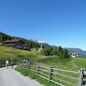 algund ortsteil aschbach weg ins dorf von seilbahnstation