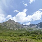 hirzer und hoenigspitz von tallner alm aus gesehen