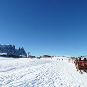 kompatsch seiser alm kirche schlern winter schnee pferdeschlitten schlitten