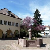 gargazon dorfplatz rathaus fruehling