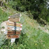 wegweiser bei platzair st martin im kofel wanderung