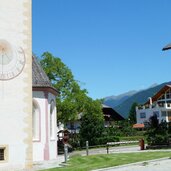 olang mitterolang sonnenuhr auf kirchturm