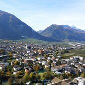 latsch aus seilbahnfenster st martin im kofel herbst