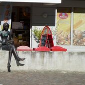 vahrn skulpturen am platz ortsmitte