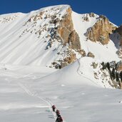 Skitour Aufstieg Spuren Schnee