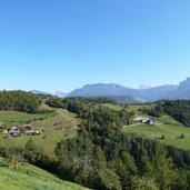 hoefe unterhalb von lengstein am keschtnweg ritten