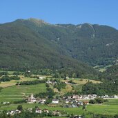 blick richtung tschoetsch am pfeffersberg brixen dahinter koenigsanger