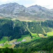 blick von roettal auf kasern im ahrntal und dahinter zillertaler alpen