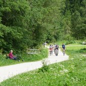 radfahrer bei welsberg radweg pustertal