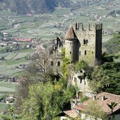 Burggrafenamt Dorf Tirol Fruehling Schloss Brunnenburg