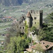 Burggrafenamt Dorf Tirol Fruehling Schloss Brunnenburg