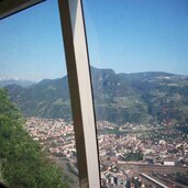 blick auf bozen von seilbahn kohlern aus