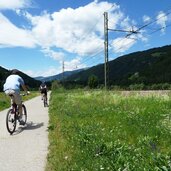 radfahrer am radweg westlich von kiens pustertal