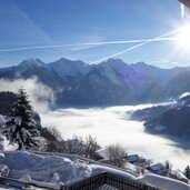 stuls nebel ueber st leonhard in passeier dahinter sarntaler alpen winter