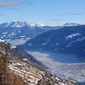 trumsberg am sonnenhang dahinter vinschgau richtung naturns winter