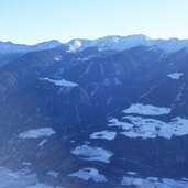 noerderberg mit ortschaft freiberg winter