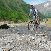 Pfossental Mountainbiker Bachueberquerung