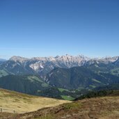 wiesen um maurerberg huette und blick auf fanesgruppe