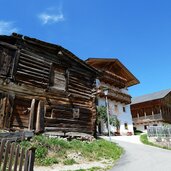 weg am sonnenhang bei pufels geotrail bauernhoefe