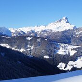 winter la val wengen und dahinter peitlerkofel