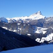 winter la val wengen und dahinter peitlerkofel