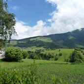 rodeneck landschaft blick richtung gifen und froellerberg