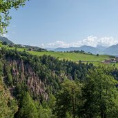 erdpyramiden lengmoos mit aussicht auf mittelberg und dolomiten