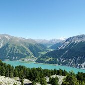 ausblick reschensee mit graun und langtaufers