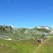 rifugio sennes huette alm mit landeplatz familie wandern wanderer