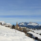 deutschnofen dorf winter schnee mit latemar