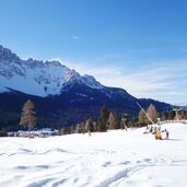 skigebiet carezza bei karersee dorf dahinter latemar fr