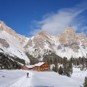 klein fanes huette winter dahinter eisengabel furcia dal fers