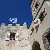 churburg schluderns innenhof fahne grafen trapp