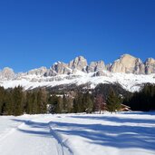 winter wiesen bei moseralm dahinter rosengarten