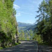penserjoch strasse im hintergrund schloss sprechenstein