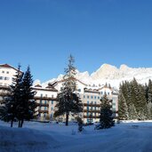 karersee dorf mit grand hotel winter