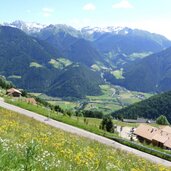 ortschaft egg dosso bei freienfeld penserjoch strasse radfahrer dahinter wipptal mit mauls